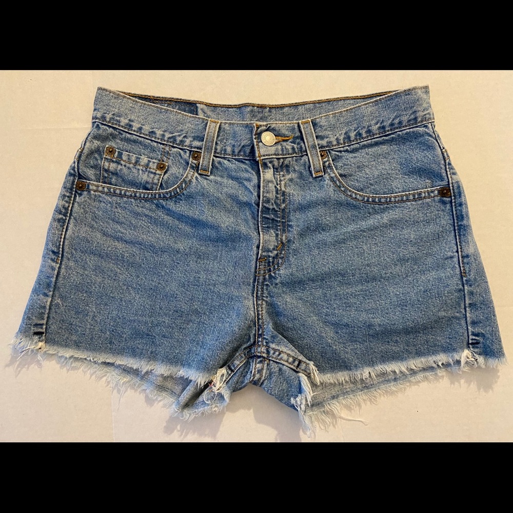 Vintage 90s Levi’s Frayed Denim Shorts – Pristine Condition